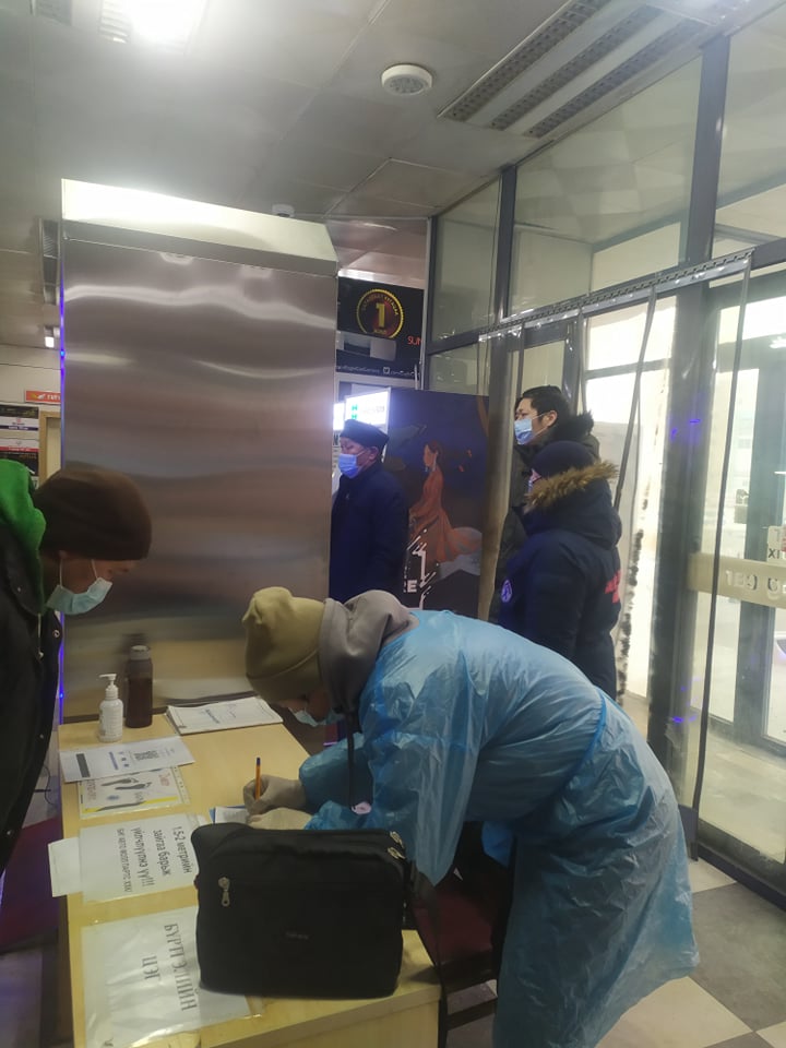 Иргэдийн QR код уншуулж байгаа байдалд хяналт тавин ажиллалаа.