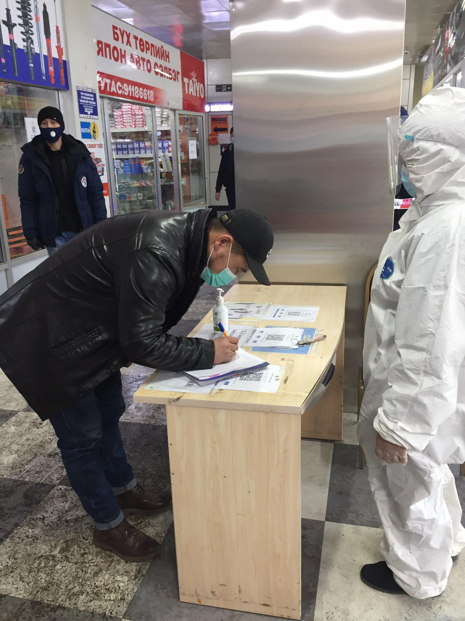 Иргэдийн QR код уншуулж байгаа байдалд хяналт тавин ажиллалаа.