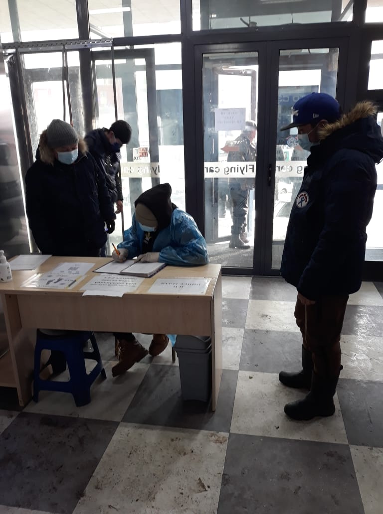 Иргэдийн QR код уншуулж байгаа байдалд хяналт тавин ажиллалаа.