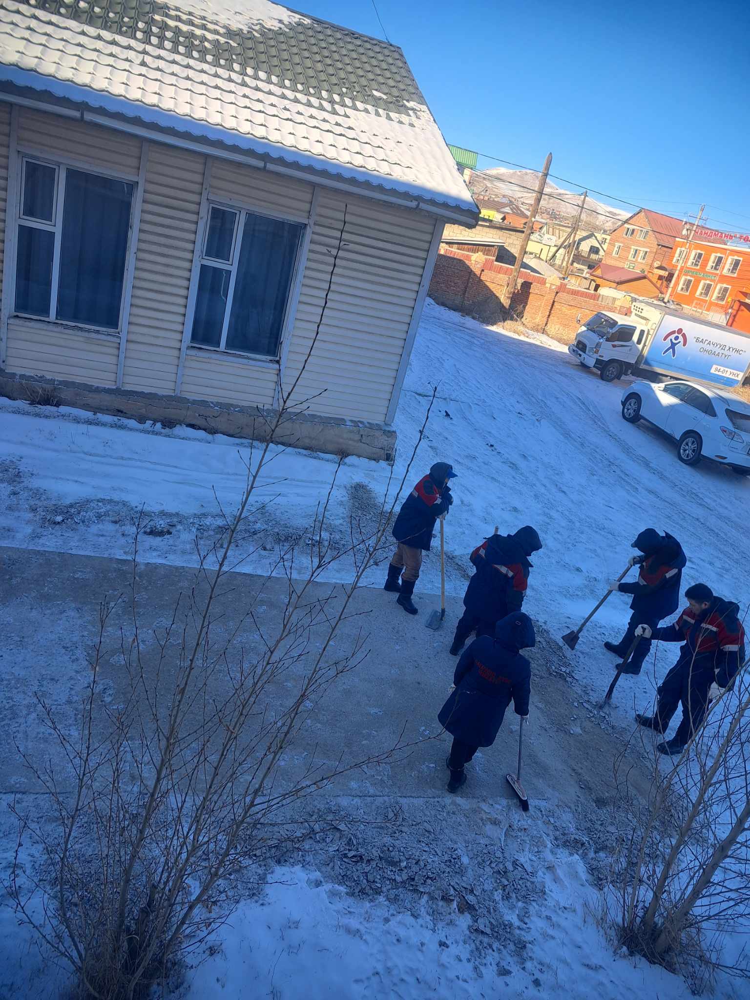 Цэвэрлэгээ хийж ажиллаа.