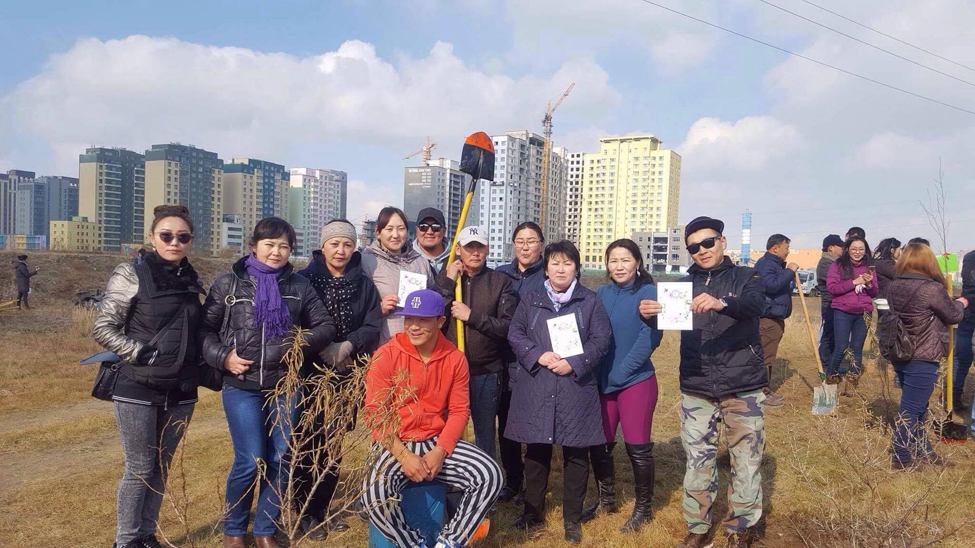 Үндэсний цэцэрлэгт хүрээлэнд мод тарилаа.