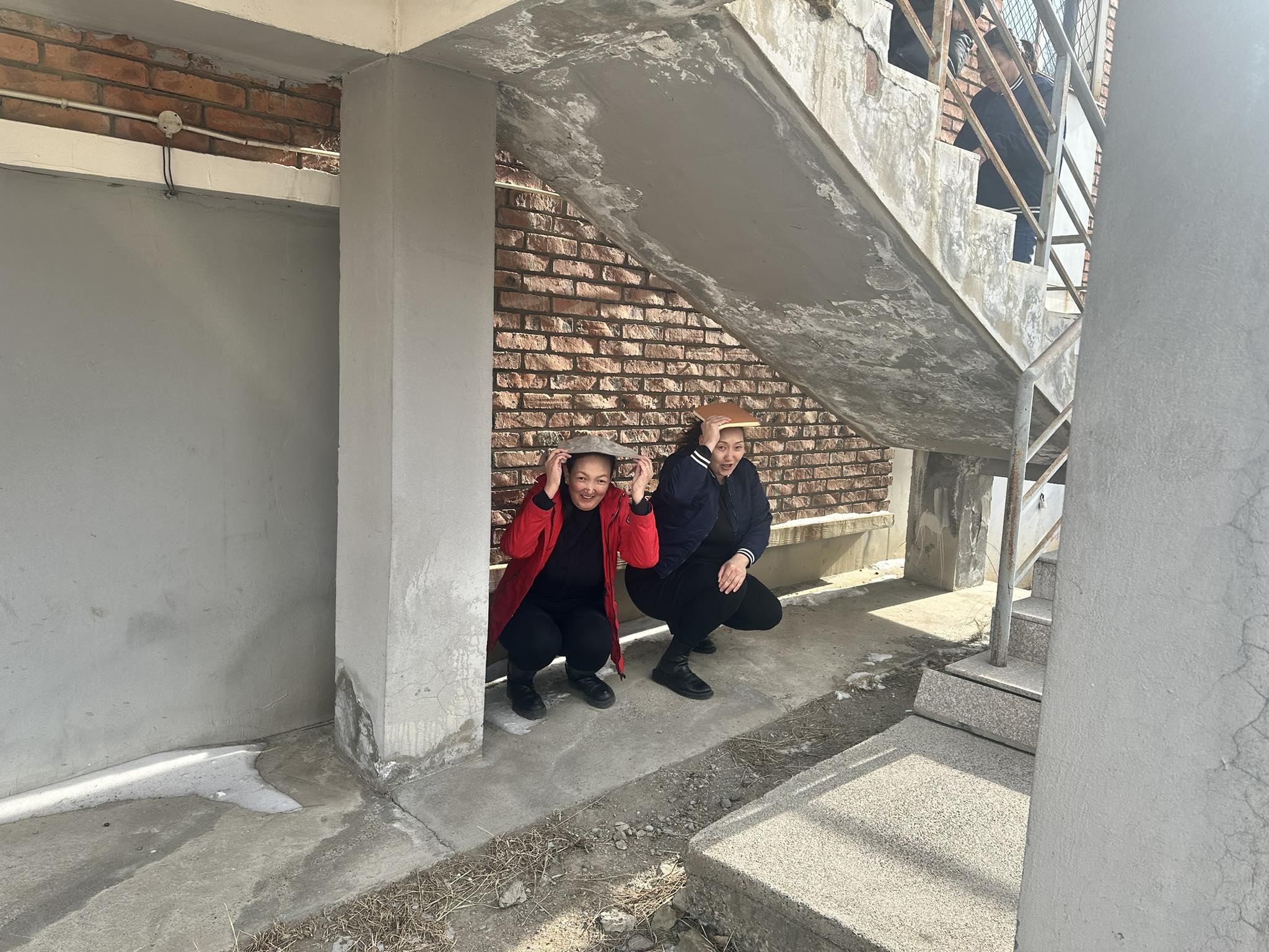 "Гамшгийн аюулын зарлан мэдээлэл"-ийн дохиогоор гамшгийн эсрэг бэлэн байдлын дадлага сургууль хийлээ.