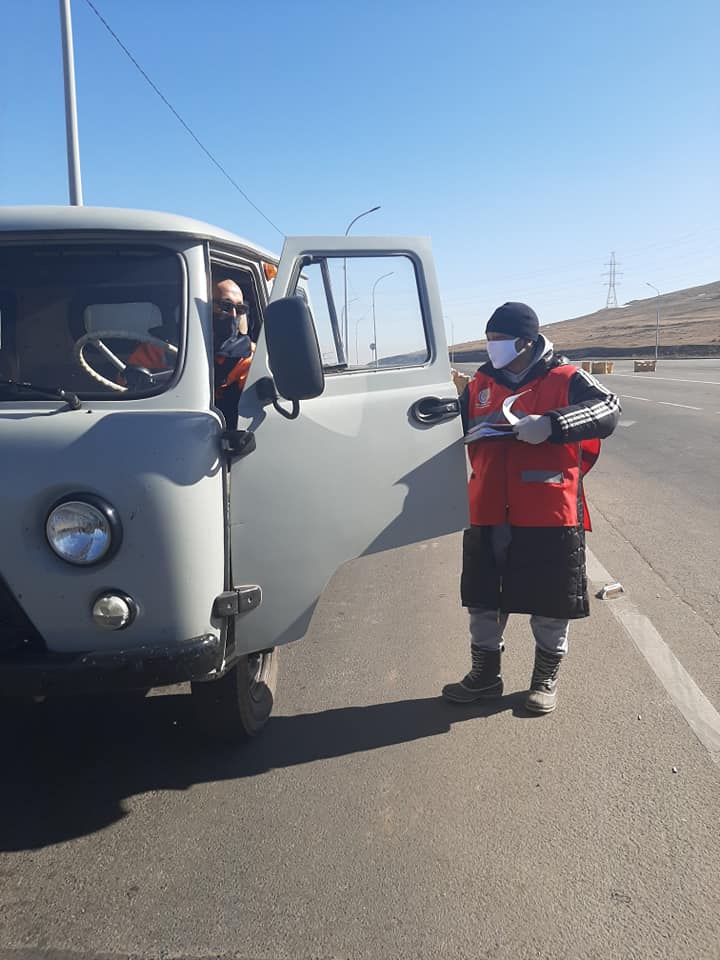 Эмээлтийн шалган нэвтрүүлэх товчоонд ажиллаж байна.