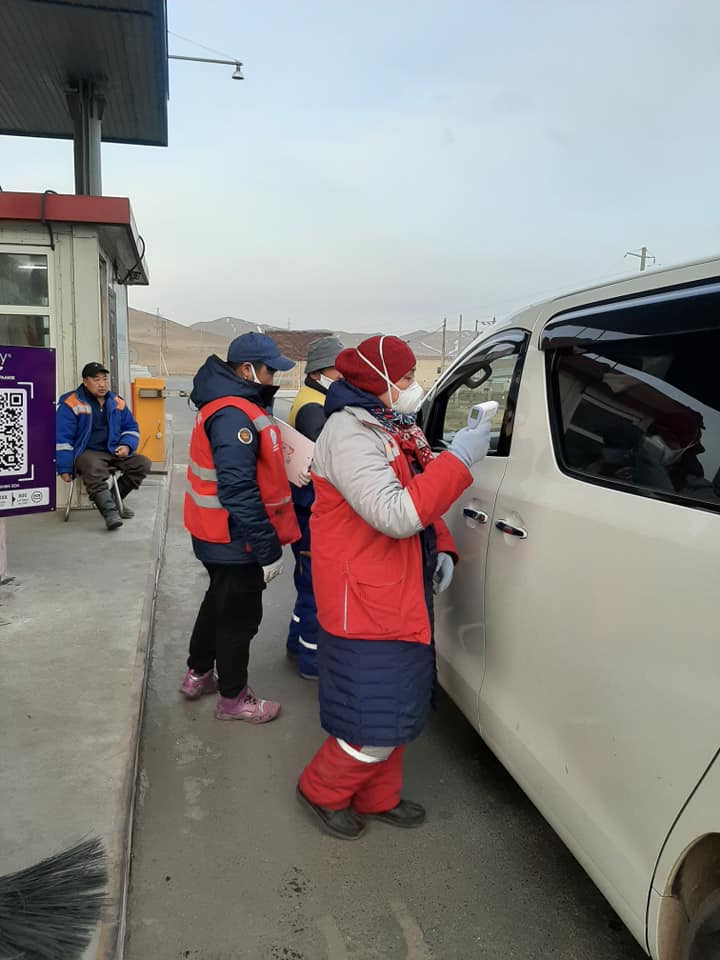 Эмээлтийн шалган нэвтрүүлэх товчоонд ажиллаж байна.