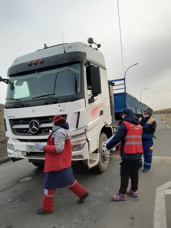 Эмээлтийн шалган нэвтрүүлэх товчоонд ажиллаж байна.