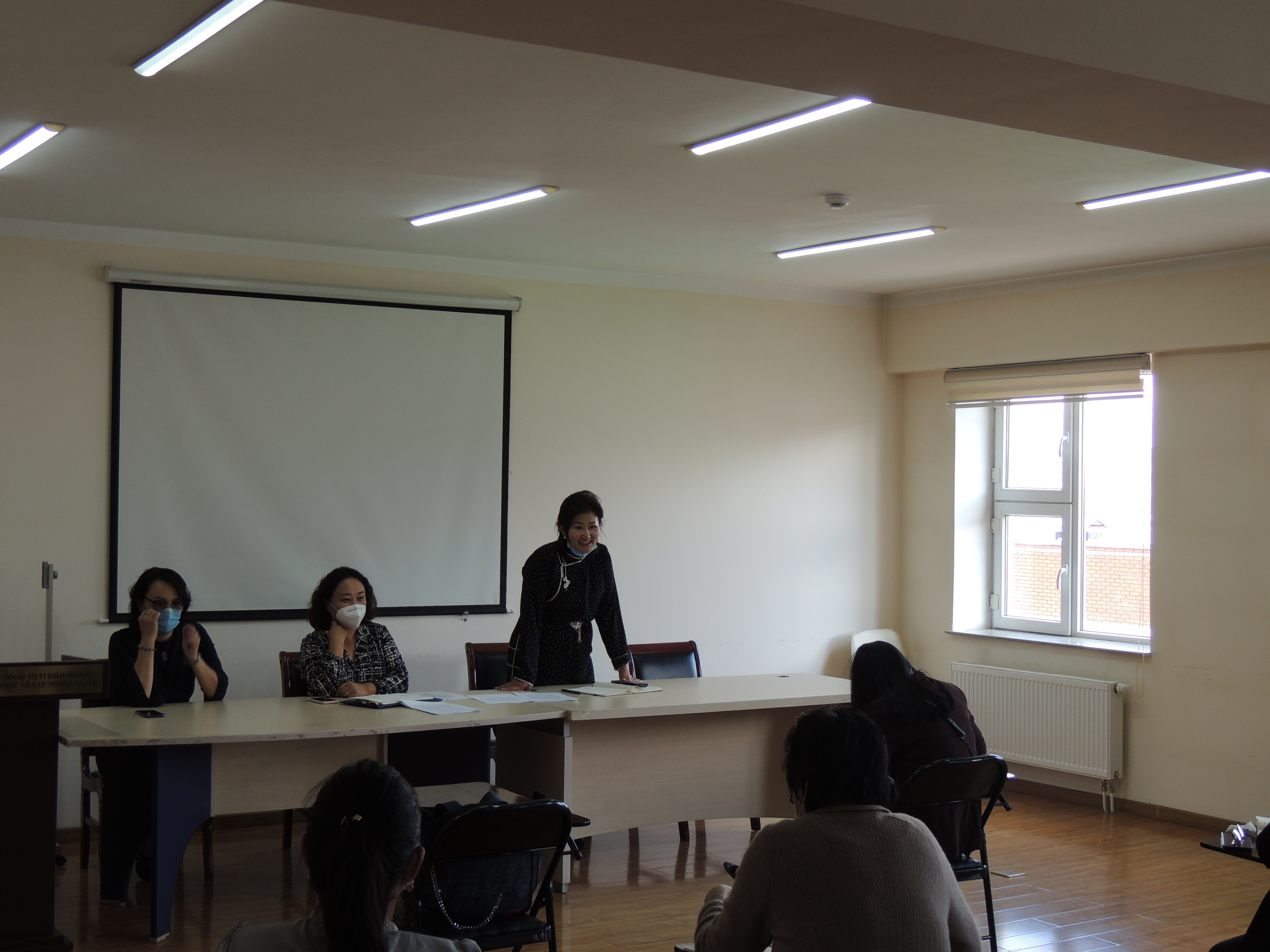 Хүнсний бараа бүтээгдэхүүний үнийн талаар санал солилцов.